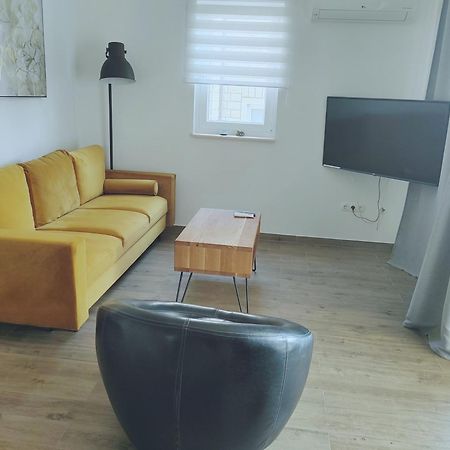 L&L Apartmani 1 Bol Exterior photo